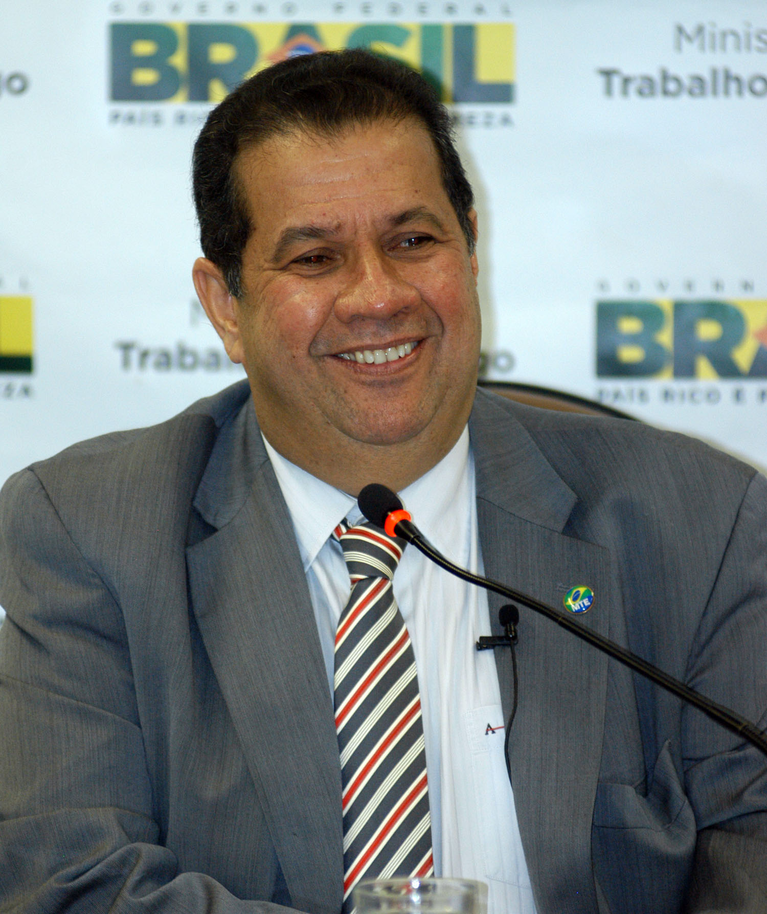 Ministro Carlos lupi durante coletiva apos divulgaçao do caged de agosto de 2011.